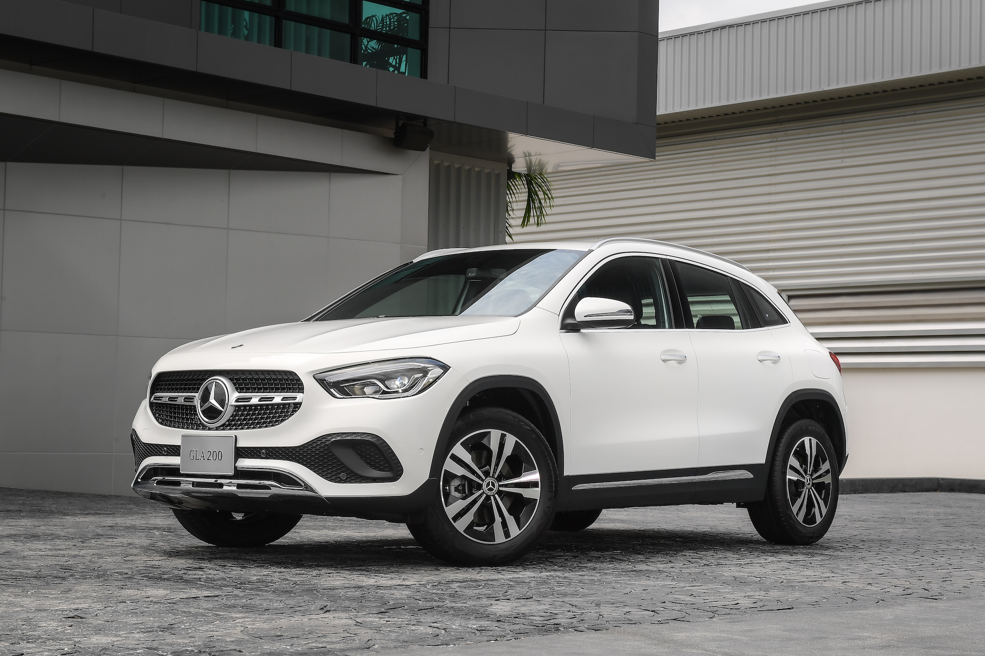 เมอร์เซเดส-เบนซ์ “Mercedes-Benz GLA 200 Progressive” ใหม่เติมความร้อนแรงให้ตลาดรถยนต์คอมแพ็คเอสยูวี ในราคา 2,199,000 บาท 
